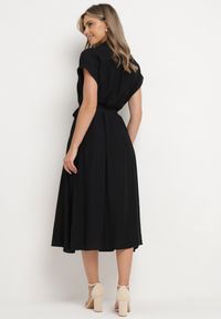 Born2be - Czarna Koszulowa Sukienka na Guziki z Materiałowym Paskiem w Talii Qisofia. Okazja: na imprezę, na co dzień. Typ kołnierza: dekolt w kształcie V. Kolor: czarny. Materiał: materiał. Typ sukienki: koszulowe. Styl: elegancki, casual, klasyczny #5