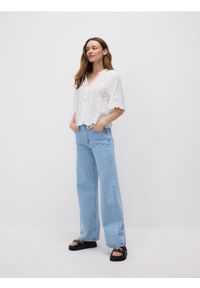 Reserved - Bluzka z nieregularnym wykończniem - biały. Kolor: biały. Materiał: tkanina, bawełna #1