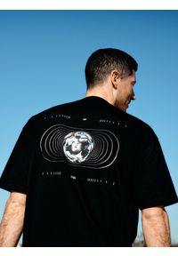 4f - T-shirt oversize z bawełny organicznej męski 4F x Robert Lewandowski. Kolor: czarny. Materiał: bawełna. Długość: długie. Wzór: nadruk #1
