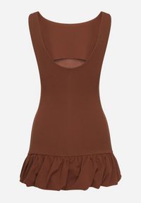 Born2be - Brązowy Taliowany Kombinezon Ozdobiony Falbanką Semiriela. Okazja: na co dzień. Kolor: brązowy. Wzór: aplikacja. Styl: casual, klasyczny #5