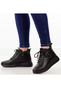 Czarne skórzane botki damskie Filippo dbt4215/25. Okazja: na co dzień, na spacer. Nosek buta: okrągły. Kolor: czarny. Materiał: skóra. Szerokość cholewki: normalna. Sezon: zima, jesień. Styl: klasyczny, casual, elegancki #1