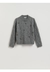Reserved - Sweter z błyszczącą aplikacją - szary. Kolor: szary. Materiał: dzianina. Wzór: aplikacja #1