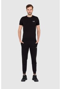 EA7 Emporio Armani - EA7 Czarny t-shirt męski z małym białym logo. Kolor: czarny