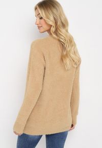 Born2be - Brązowy Klasyczny Sweter z Puchatego Materiału Oversize Miarra. Kolor: brązowy. Materiał: materiał. Styl: klasyczny #4