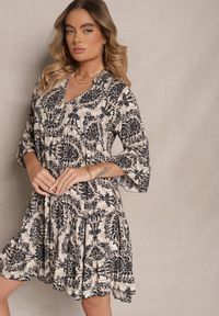Renee - Beżowo-Czarna Bawełniana Sukienka o Rozkloszowanym Kroju w Ornamentalny Print Laniwea. Okazja: na co dzień. Kolor: czarny. Materiał: bawełna. Wzór: nadruk. Styl: casual #3