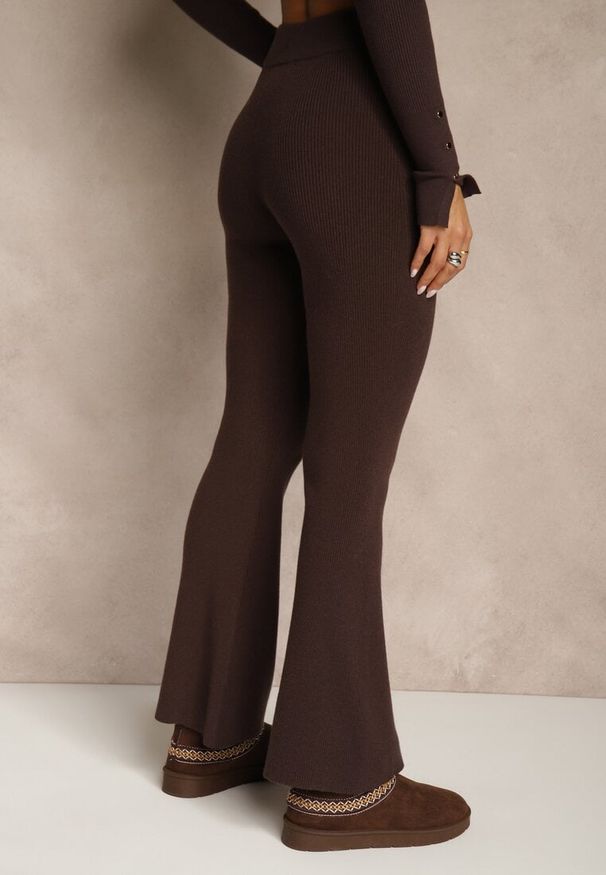 Renee - Brązowe Dzianinowe Spodnie z Wiskozą o Kroju Flare Zetene. Okazja: na co dzień, na spacer. Kolor: brązowy. Materiał: wiskoza, dzianina. Styl: casual, klasyczny
