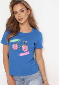 Born2be - Niebieski T-shirt z Bawełny Ozdobiony Nadrukiem i Kryształkami Halarae. Kolor: niebieski. Materiał: bawełna. Wzór: nadruk, aplikacja
