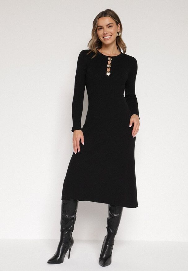 Born2be - Czarna Dopasowana Sukienka z Prążkowanej Dzianiny z Wiskozą z Aplikacjami Tusmana. Kolor: czarny. Materiał: dzianina, prążkowany, wiskoza. Wzór: aplikacja. Styl: elegancki