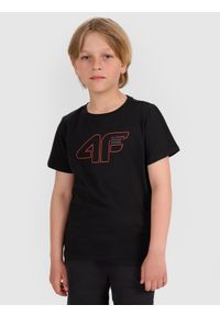 4f - 4F T-shirt regular z nadrukiem chłopięcy - czarny 146 (10-11 lat). Okazja: na co dzień. Kolor: czarny. Materiał: jersey, bawełna, materiał. Długość rękawa: krótki rękaw. Długość: krótkie. Wzór: nadruk. Sezon: lato. Styl: sportowy, klasyczny, casual