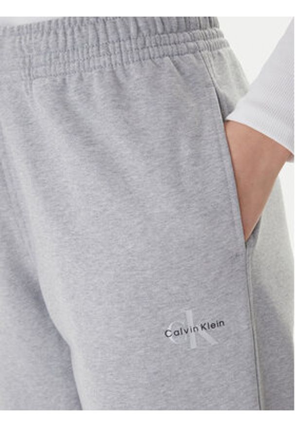 Calvin Klein Jeans Spodnie dresowe Foil Monologo LV047E826G Szary Regular Fit. Kolor: szary. Materiał: bawełna