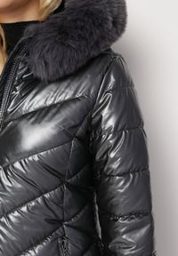 Born2be - Ciemnoszara Metaliczna Kurtka Pikowana z Kapturem Eclaris. Okazja: na co dzień. Typ kołnierza: kaptur. Kolor: szary. Materiał: futro, jeans. Długość rękawa: długi rękaw. Długość: długie. Wzór: aplikacja. Styl: casual, elegancki #3