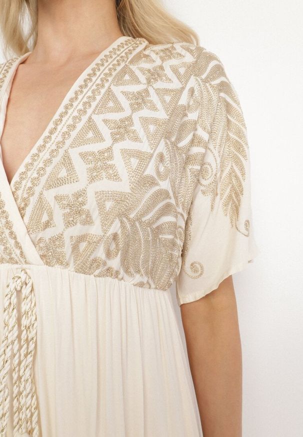 Born2be - Jasnobeżowa Wiskozowa Sukienka z Kopertowym Dekoltem i Haftem z Metaliczną Nicią Emhiris. Okazja: na co dzień. Kolor: beżowy. Materiał: wiskoza. Długość rękawa: krótki rękaw. Wzór: haft. Typ sukienki: kopertowe. Styl: casual, klasyczny