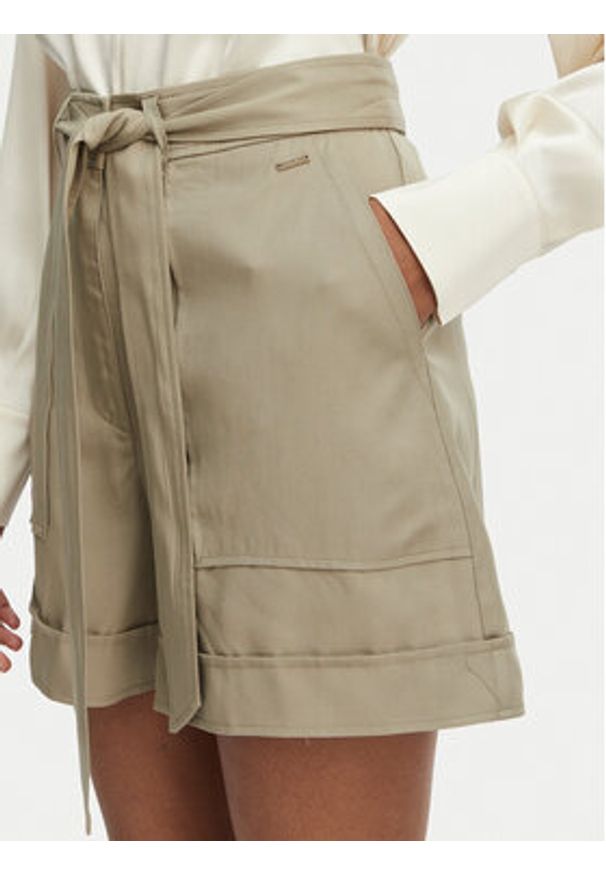 Guess Szorty materiałowe W5GD1R WG4C2 Khaki Regular Fit. Kolor: brązowy. Materiał: lyocell