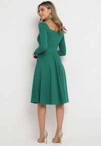 Born2be - Zielona Rozkloszowana Sukienka Midi z Ozdobnymi Guzikami Aramita. Kolor: zielony. Długość rękawa: długi rękaw. Wzór: aplikacja. Długość: midi
