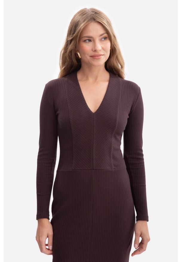 BeWear - Bawełniana sukienka dzianinowa ołówkowa z dekoltem V c.brąz. Kolor: brązowy. Materiał: dzianina, bawełna. Typ sukienki: ołówkowe. Styl: klasyczny
