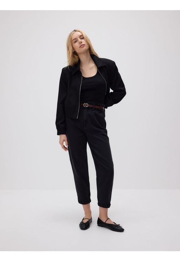 Reserved - Jeansy paperbag z paskiem - szary. Kolor: szary