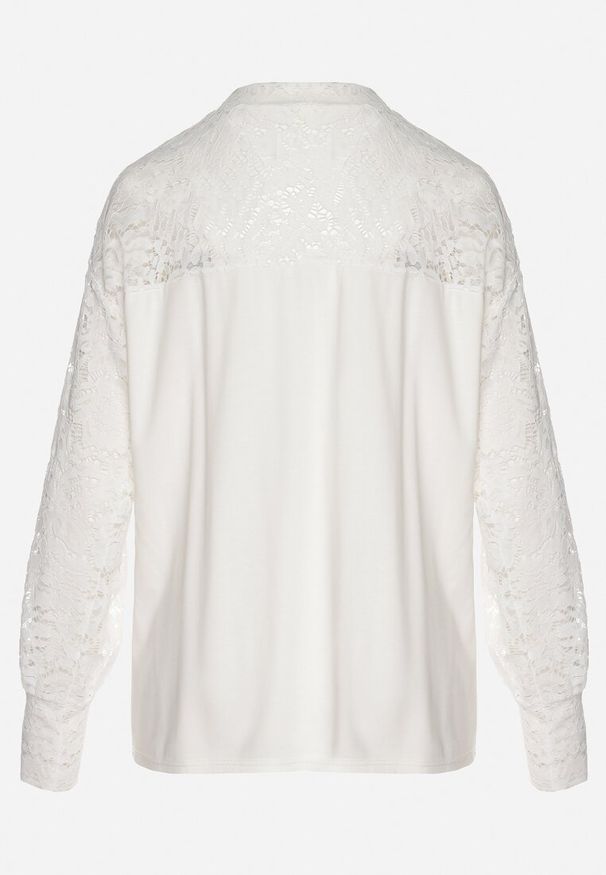 Born2be - Biała Bluzka z Wiskozą Ozdobiona Koronką Evisso. Okazja: na co dzień. Kolor: biały. Materiał: koronka, wiskoza. Długość: długie. Wzór: koronka, aplikacja. Styl: klasyczny, casual