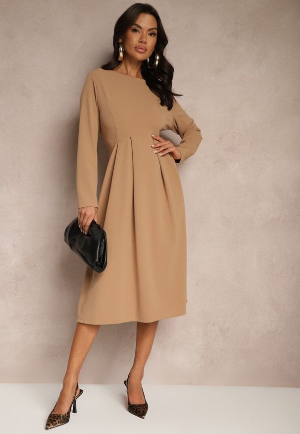 Renee - Ciemnobeżowa Rozkloszowana Sukienka w Eleganckim Stylu Temilissa. Okazja: na co dzień, na spotkanie biznesowe, na imprezę. Kolor: beżowy. Typ sukienki: rozkloszowane. Styl: elegancki