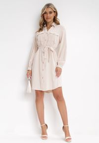 Born2be - Beżowa Bawełniana Sukienka Koszulowa Aravia. Kolor: beżowy. Materiał: bawełna. Długość rękawa: długi rękaw. Typ sukienki: koszulowe. Długość: mini #3