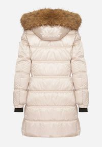 Born2be - Beżowa Długa Kurtka Pikowana z Kapturem z Futrem z Możliwością Odpięcia Feneia. Okazja: na co dzień. Typ kołnierza: kaptur. Kolor: beżowy. Materiał: futro. Długość: długie. Styl: casual #4