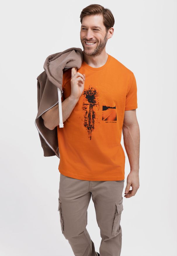 Volcano - T-shirt bawełniany, Comfort Fit, T-ROADBIKE. Okazja: na co dzień. Kolor: pomarańczowy. Materiał: bawełna. Długość rękawa: krótki rękaw. Długość: krótkie. Wzór: nadruk. Sezon: wiosna, lato. Styl: casual, sportowy