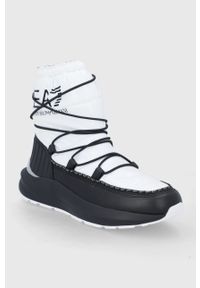EA7 Emporio Armani Śniegowce kolor biały. Nosek buta: okrągły. Kolor: biały. Materiał: guma. Obcas: na platformie