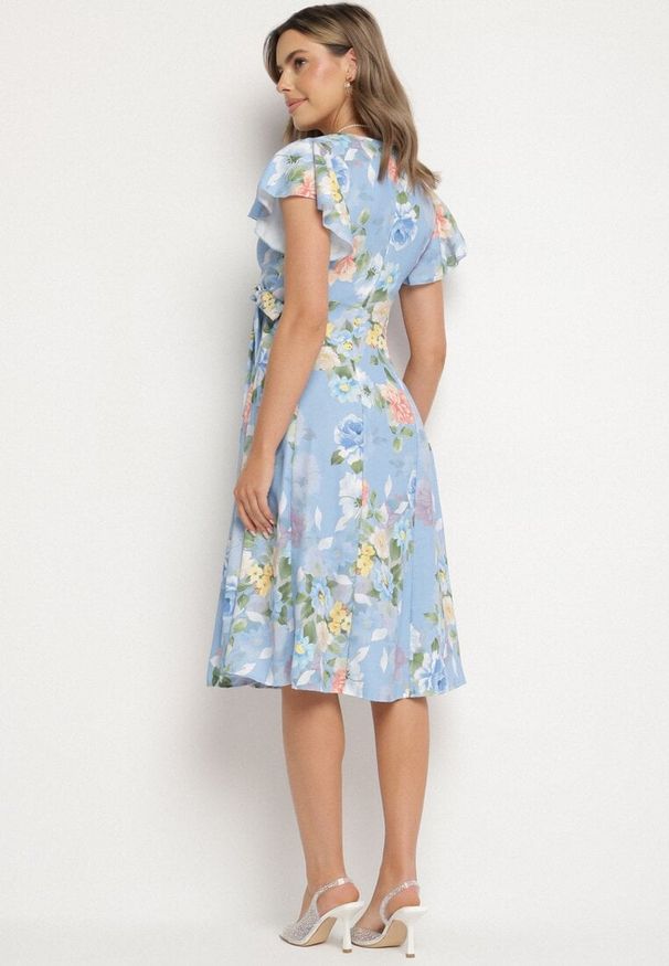 Born2be - Jasnoniebieska Kwiatowa Sukienka z Kopertowym Dekoltem Atorina. Okazja: na spotkanie biznesowe, do pracy, na co dzień. Typ kołnierza: dekolt kopertowy. Kolor: niebieski. Wzór: kwiaty. Typ sukienki: kopertowe. Styl: casual, biznesowy