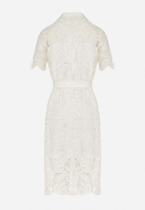 Born2be - Biała Koszulowa Sukienka Koronkowa z Wiązanym Paskiem Sachaela. Kolor: biały. Materiał: koronka. Typ sukienki: koszulowe. Długość: midi