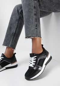 Born2be - Czarne Sneakersy Mesora. Wysokość cholewki: przed kostkę. Nosek buta: okrągły. Kolor: czarny. Materiał: zamsz, skóra. Szerokość cholewki: normalna. Wzór: aplikacja, gładki. Obcas: na koturnie #1