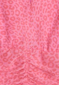 Renee - Różowa Sukienka Mini z Falbankami i Marszczeniem w Talii Kraisa. Typ kołnierza: kołnierz z falbankami. Kolor: różowy. Materiał: tkanina. Długość rękawa: krótki rękaw. Wzór: aplikacja. Sezon: wiosna, lato. Długość: mini #7