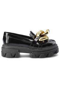 Półbuty damskie Carinii, naturalna skóra lakierowana na wysokiej podeszwie ze złotym elementem łańcucha nad palcami, czarne, B5976_-037-000-000-E33. Okazja: na co dzień, do pracy. Zapięcie: bez zapięcia. Kolor: czarny. Szerokość cholewki: normalna. Materiał: lakier, skóra, materiał. Sezon: wiosna. Obcas: na obcasie. Styl: casual, elegancki. Wysokość obcasa: niski #5