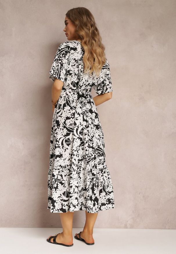 Renee - Czarno-Biała Sukienka Humina. Okazja: na co dzień, na imprezę. Typ kołnierza: dekolt w kształcie V. Kolor: czarny. Materiał: wiskoza. Długość rękawa: krótki rękaw. Wzór: kwiaty. Styl: casual, elegancki