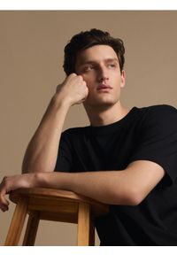 Reserved - T-shirt regular z interlokowym splotem - czarny. Kolor: czarny. Materiał: dzianina. Wzór: ze splotem