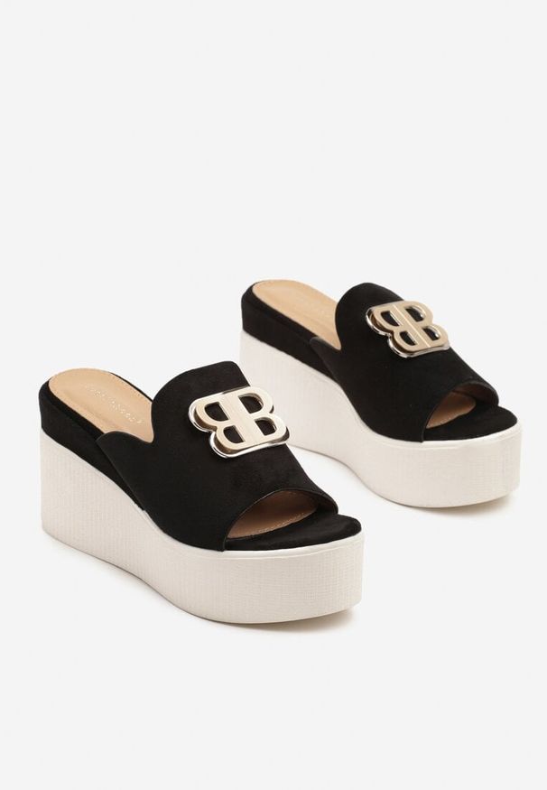 Renee - Czarne Klapki na Koturnie z Metaliczną Ozdobą Aralissea. Okazja: na co dzień. Kolor: czarny. Materiał: jeans. Wzór: aplikacja. Obcas: na koturnie. Styl: casual, elegancki