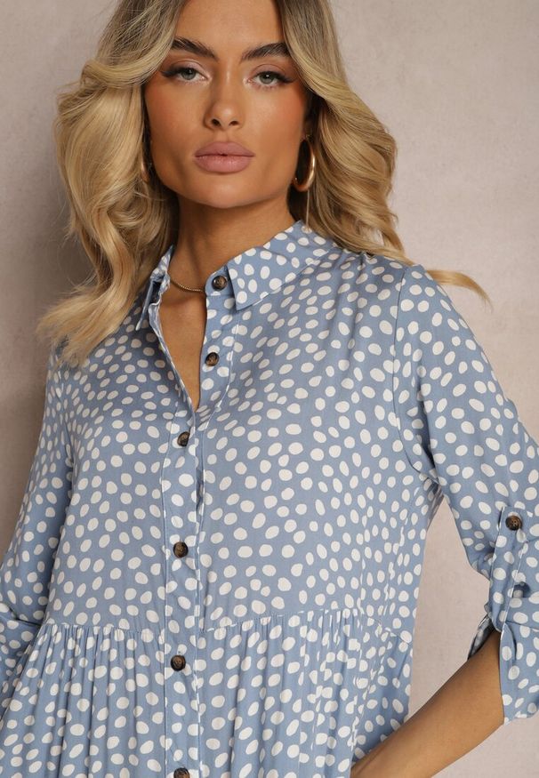Renee - Jasnoniebieska Maxi Sukienka z Bawełny w Kropki o Koszulowym Kroju z Rozkloszowanym Dołem Feriti. Okazja: na plażę, na spacer. Kolor: niebieski. Materiał: bawełna. Wzór: kropki. Sezon: lato. Typ sukienki: koszulowe. Długość: maxi
