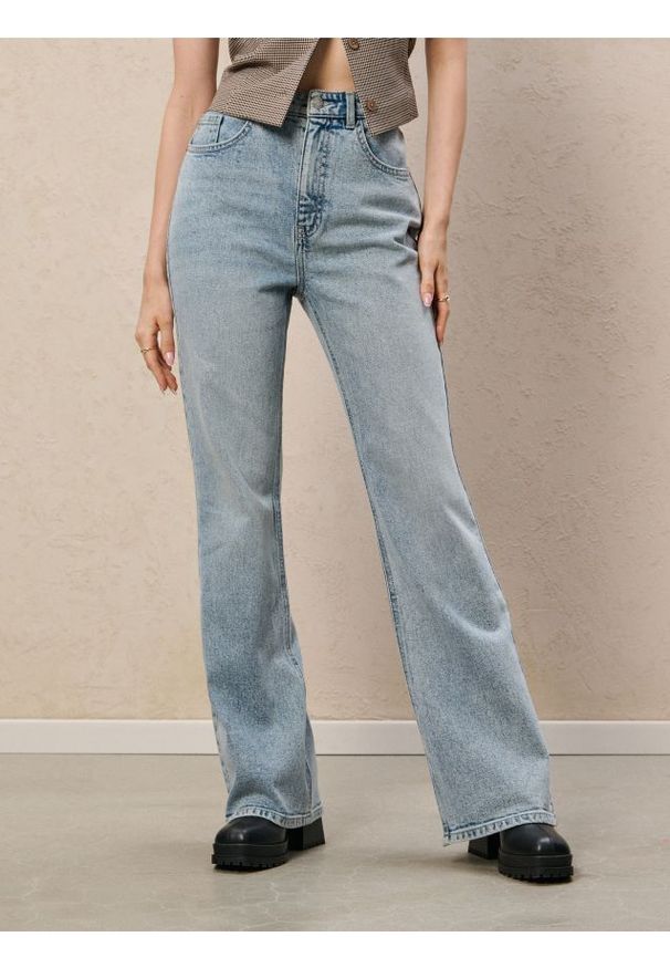 Sinsay - Jeansy flare mid waist - niebieski. Kolor: niebieski. Materiał: jeans