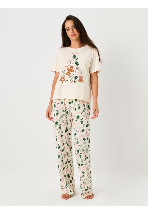 Sinsay - Świąteczna piżama dwuczęściowa z nadrukiem gałązek i piernikowego ludzika - kremowy. Kolor: kremowy. Wzór: nadruk