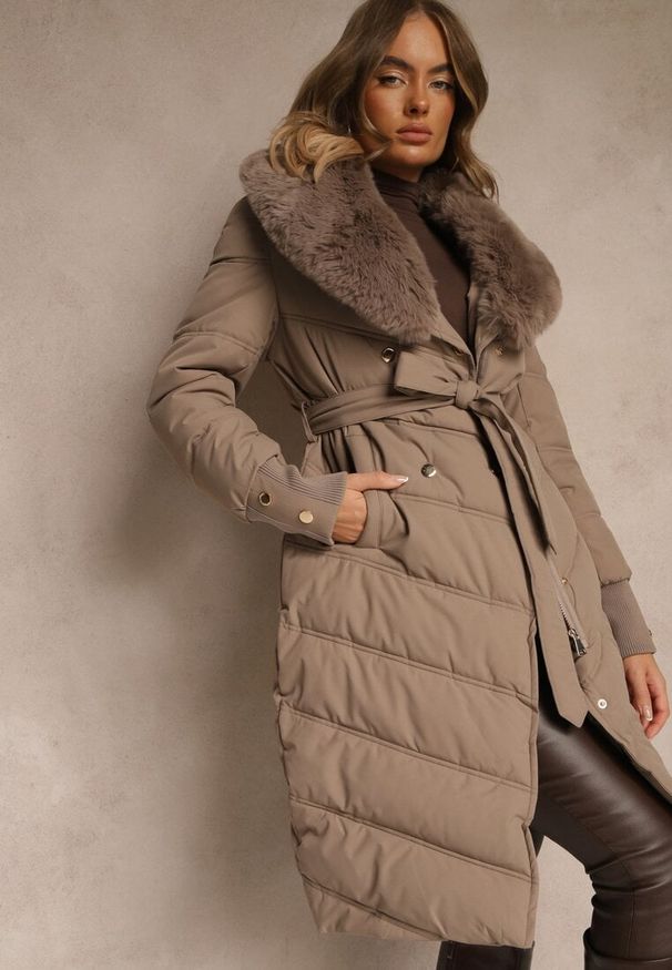 Renee - Ciemnobeżowa Pikowana Kurtka o Eleganckim Kroju z Futerkiem i Wiązanym Paskiem Galinessa. Kolor: beżowy. Materiał: futro. Sezon: zima. Styl: elegancki