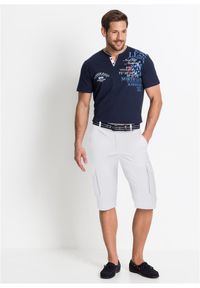 bonprix - Koszulka z czystej bawełny organicznej z dekoltem henley i krótkim rękawem. Typ kołnierza: typu henley. Kolor: niebieski. Materiał: bawełna. Długość rękawa: krótki rękaw. Długość: krótkie. Wzór: nadruk, aplikacja #3