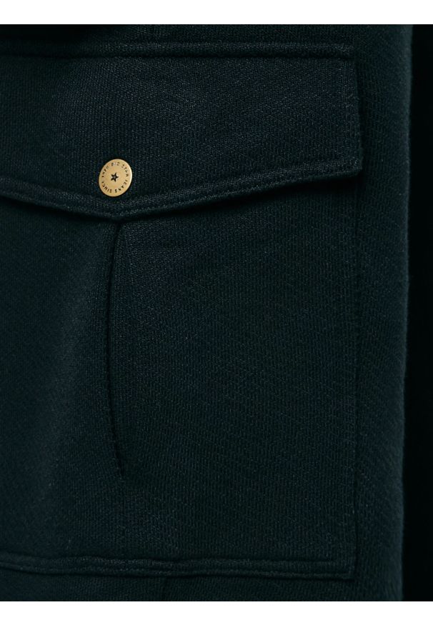 Big-Star - Spodnie męskie dresowe z kieszeniami cargo czarne Jagmurp 906. Kolor: czarny. Materiał: dresówka. Wzór: ze splotem