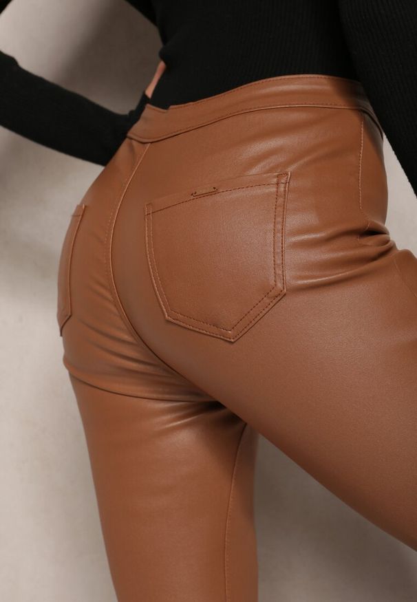 Renee - Jasnobrązowe Spodnie z Ekoskóry o Fasonie Skinny Sonowa. Stan: podwyższony. Kolor: brązowy