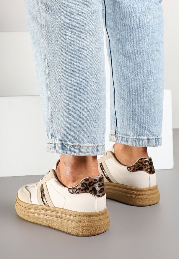 Born2be - Beżowe Sneakersy na Platformie w Stylu Kultowych Tenisówek Ozdobione Wzorem w Panterkę Gonoriel. Okazja: na co dzień. Kolor: beżowy. Materiał: jeans. Wzór: aplikacja, motyw zwierzęcy. Obcas: na platformie
