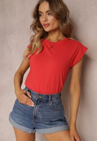 Renee - Czerwony T-shirt Prixelis. Kolor: czerwony. Materiał: jeans, bawełna. Długość rękawa: krótki rękaw. Długość: krótkie. Wzór: gładki. Styl: klasyczny, sportowy #1