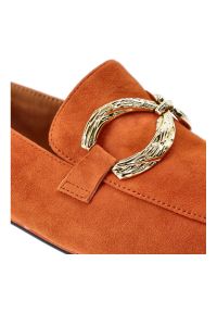 Półbuty damskie S.Barski, cholewka skóra naturalna zamszowa niski fason kwadratowy nosek ozdobny metalowy element na podbiciu stabilny niski obcas fa. Kolor: pomarańczowy. Materiał: zamsz, skóra. Szerokość cholewki: normalna. Obcas: na obcasie. Wysokość obcasa: niski #4