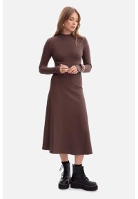 BeWear - Bawełniana sukienka dzianinowa z golfem rozkloszowana brąz. Okazja: na co dzień, do pracy. Typ kołnierza: golf. Kolor: brązowy. Materiał: dzianina, bawełna. Długość rękawa: długi rękaw. Styl: casual #1