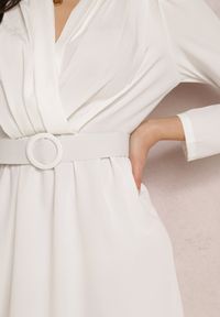 Renee - Biała Sukienka Salalodia. Kolor: biały. Materiał: tkanina. Długość rękawa: długi rękaw. Wzór: aplikacja. Typ sukienki: kopertowe. Długość: mini #2