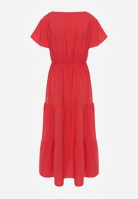 Renee - Czerwona Sukienka z Wiskozy o Rozkloszowanym Kroju z Falbanami Jonmy. Okazja: na co dzień. Typ kołnierza: dekolt w serek. Kolor: czerwony. Materiał: wiskoza. Długość rękawa: krótki rękaw. Wzór: aplikacja. Sezon: lato. Styl: casual, elegancki #4