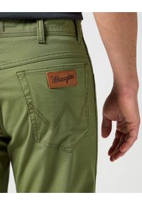 Wrangler - WRANGLER MĘSKIE SPODNIE MATERIAŁOWE TEXAS DUSTY OLIVE 112358215. Materiał: materiał #5