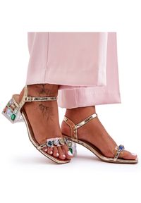 Damskie Sandały Na Obcasie Z Kryształkami Złote S.Barski MR1037-01 złoty. Zapięcie: pasek. Kolor: złoty. Materiał: skóra, tworzywo sztuczne. Wzór: aplikacja. Obcas: na obcasie. Wysokość obcasa: średni #7