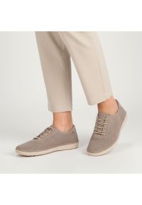 Półbuty damskie S.Barski cholewka ze skóry naturalnej z drobną perforacją klasyczne sznurowanie smukły fason zaokrąglony nosek niska jednolita podesz. Okazja: na co dzień. Zapięcie: sznurówki. Kolor: szary. Materiał: skóra. Szerokość cholewki: normalna. Wzór: jednolity. Styl: klasyczny #3